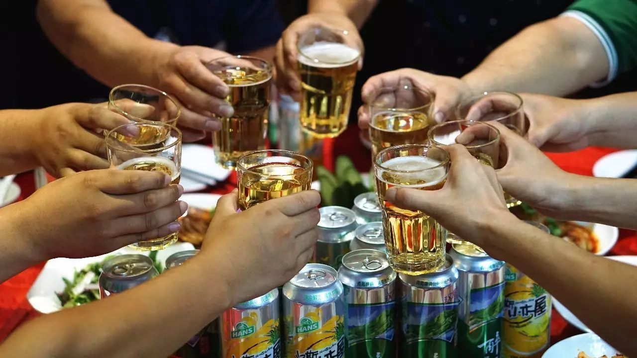 现在年轻人都喜欢喝什么酒？